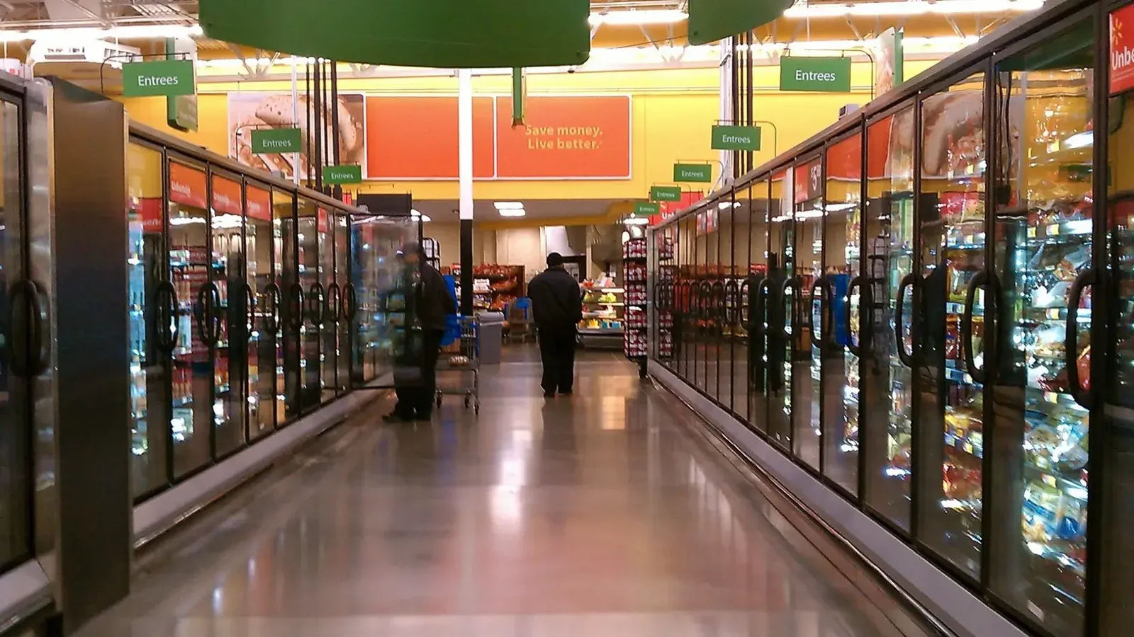 La isla de alimentos refrigerados y congelados en un supercenter Walmart remodelado en Laurel, Maryland.