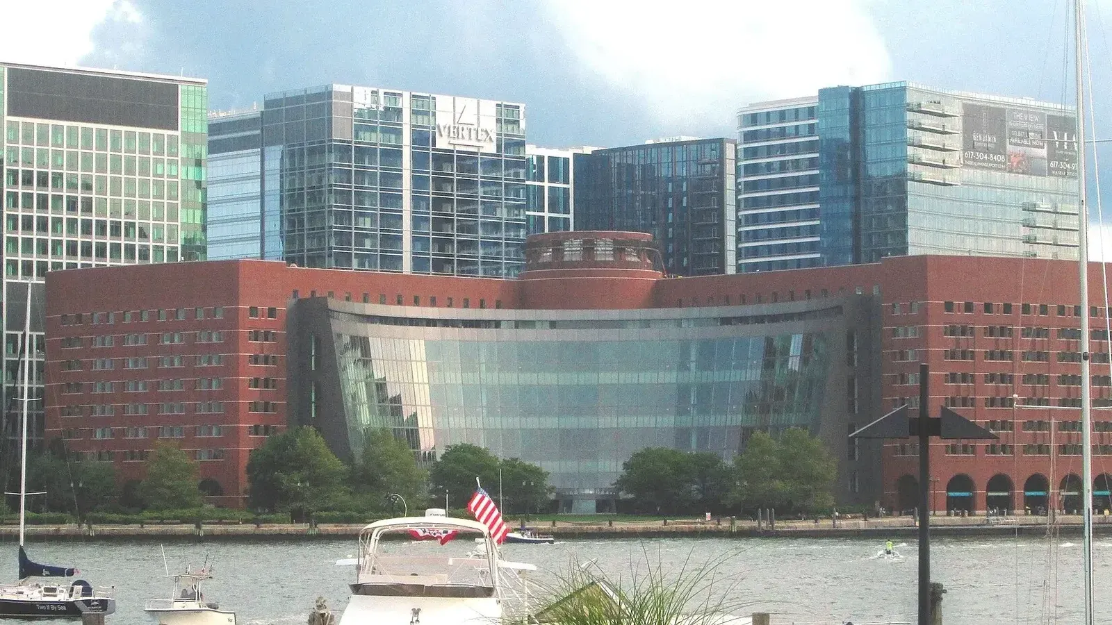 El Palacio de Justicia de los Estados Unidos John Joseph Moakley ubicado en 1 Courthouse Way en Fan Pier en Boston, Massachusetts, se completó en 1999 y fue diseñado por Henry N.