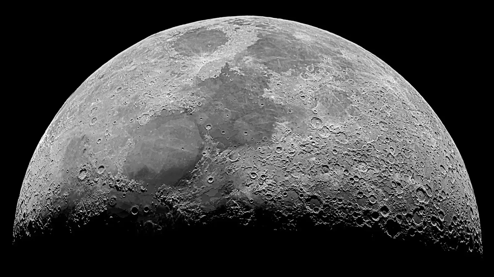 Imagen monocromática de alta resolución de la superficie de la luna que muestra cráteres y detalles.