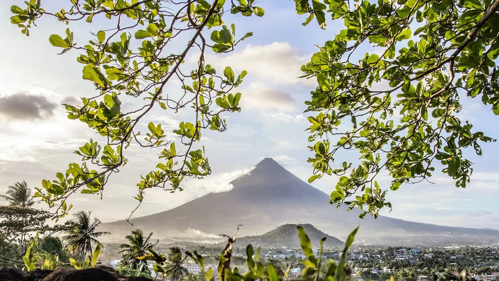 Vista del Volcán Mayon desde el Hotel Oriental, Ciudad de Legazpi, Albay.