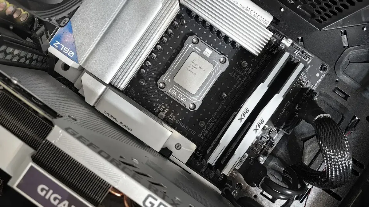 Vista interior de una construcción de PC de alto rendimiento con una placa base y componentes de gigabytes.