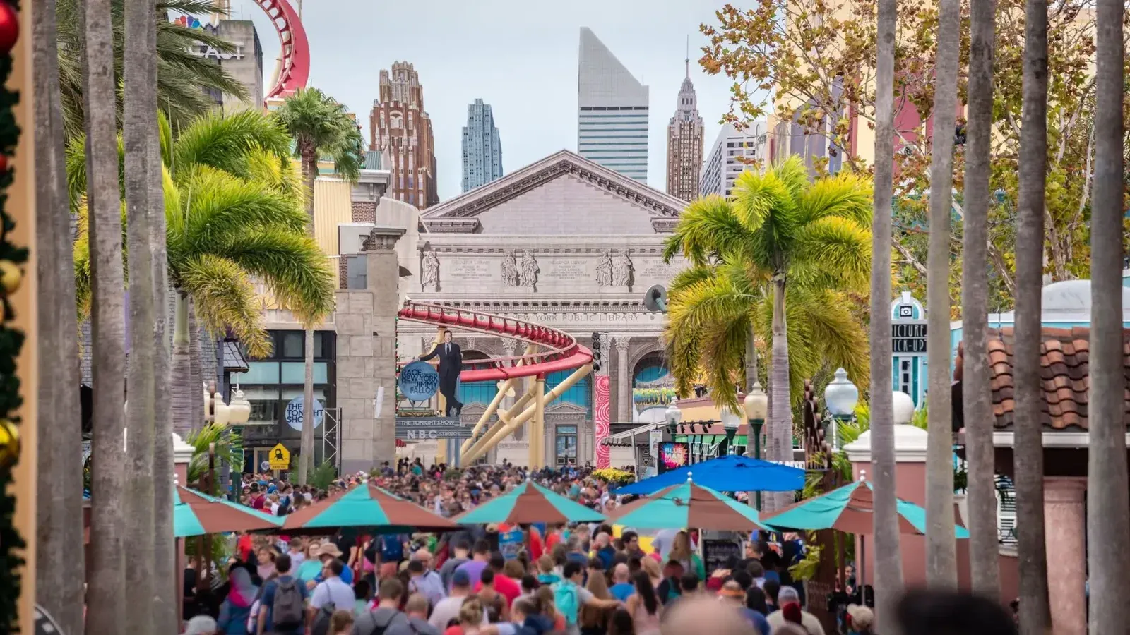 Escena vibrante con una gran multitud en Universal Studios Orlando, capturando la animada atmósfera del parque temático.