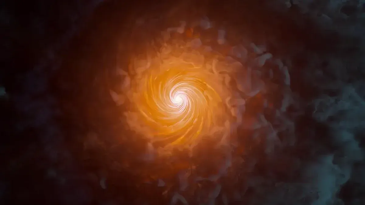 Una formación de nubes en forma de espiral con un centro anaranjado brillante contra un fondo oscuro.