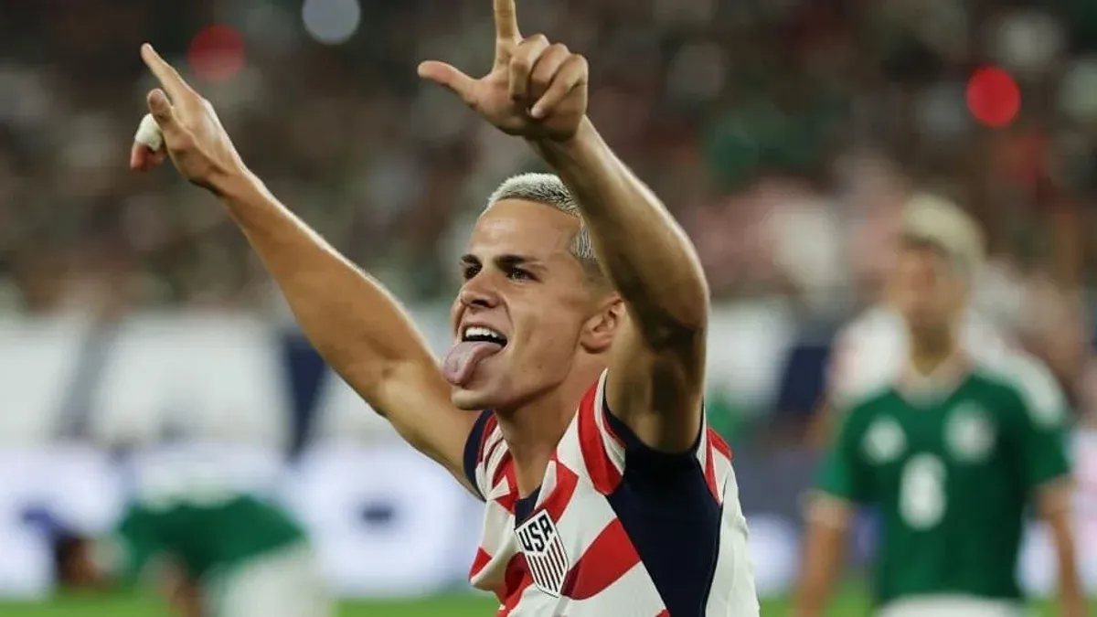 Estados Unidos golea 3-0 a un México lleno de fallas que termina con 10