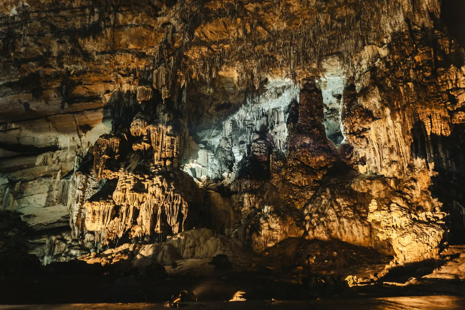 Explore las impresionantes estalactitas y formaciones rocosas de Crucero de Grutas, México.