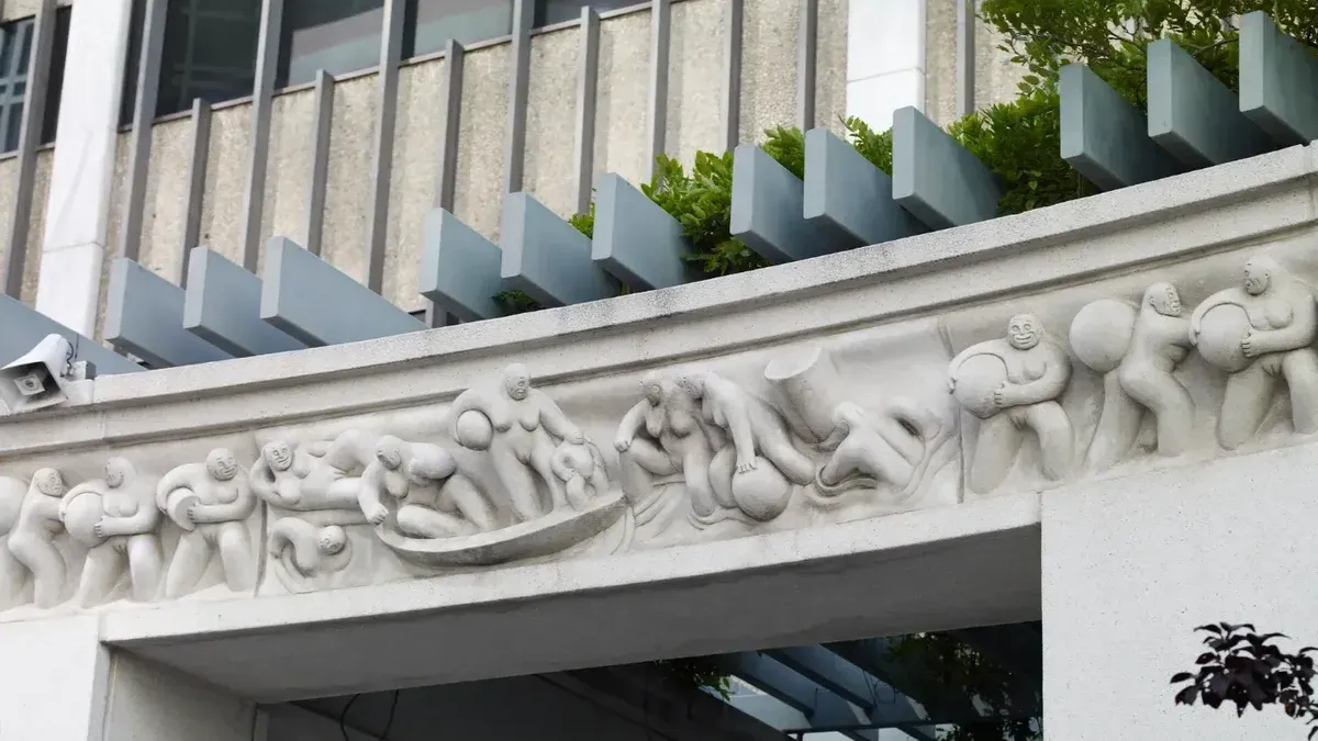 Título: Escultura "El Nuevo Mundo" en el exterior del Edward R.