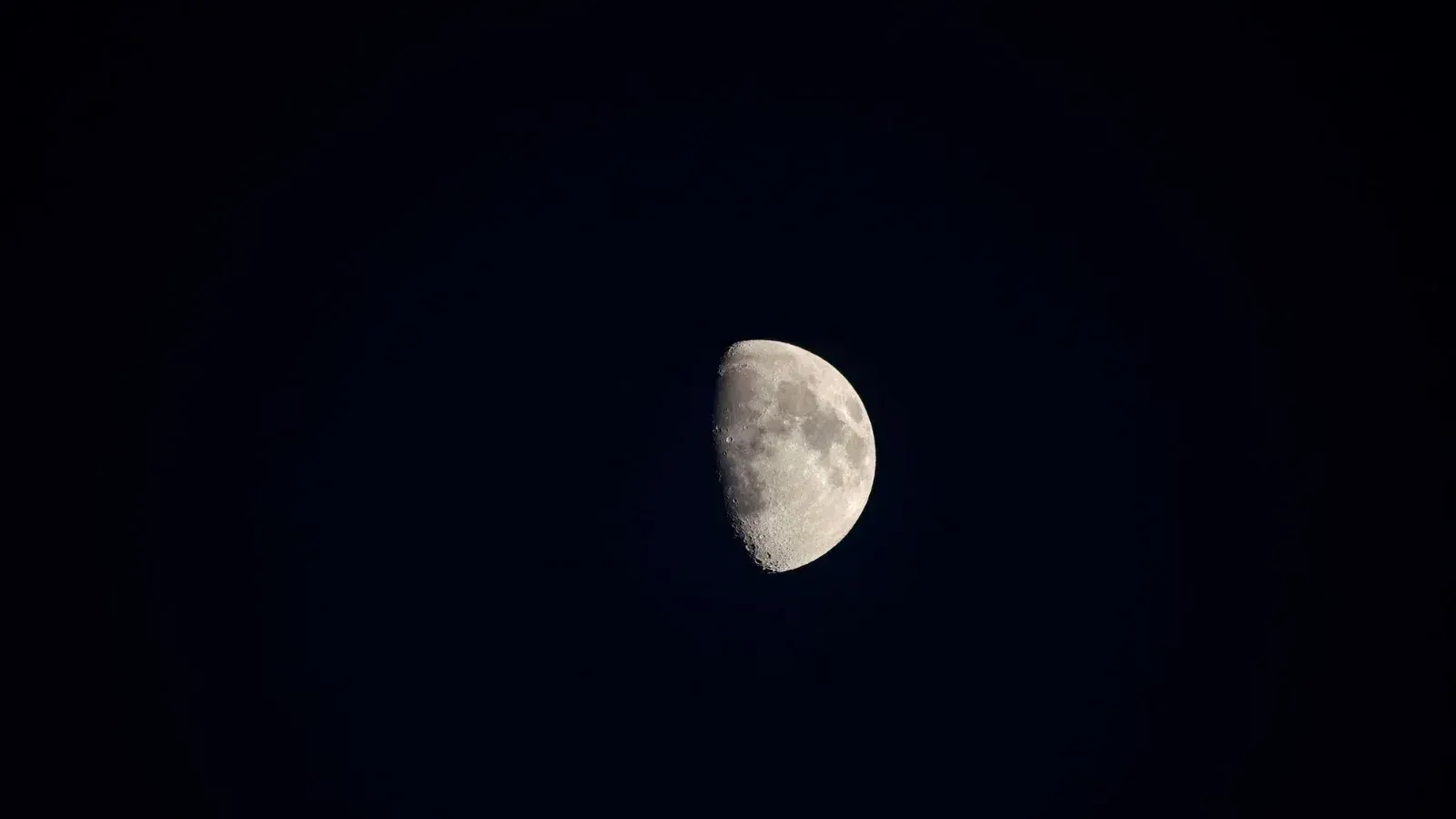 Imagen cautivadora de la media luna contra un cielo nocturno profundo y claro. Perfecto para temas astronómicos.