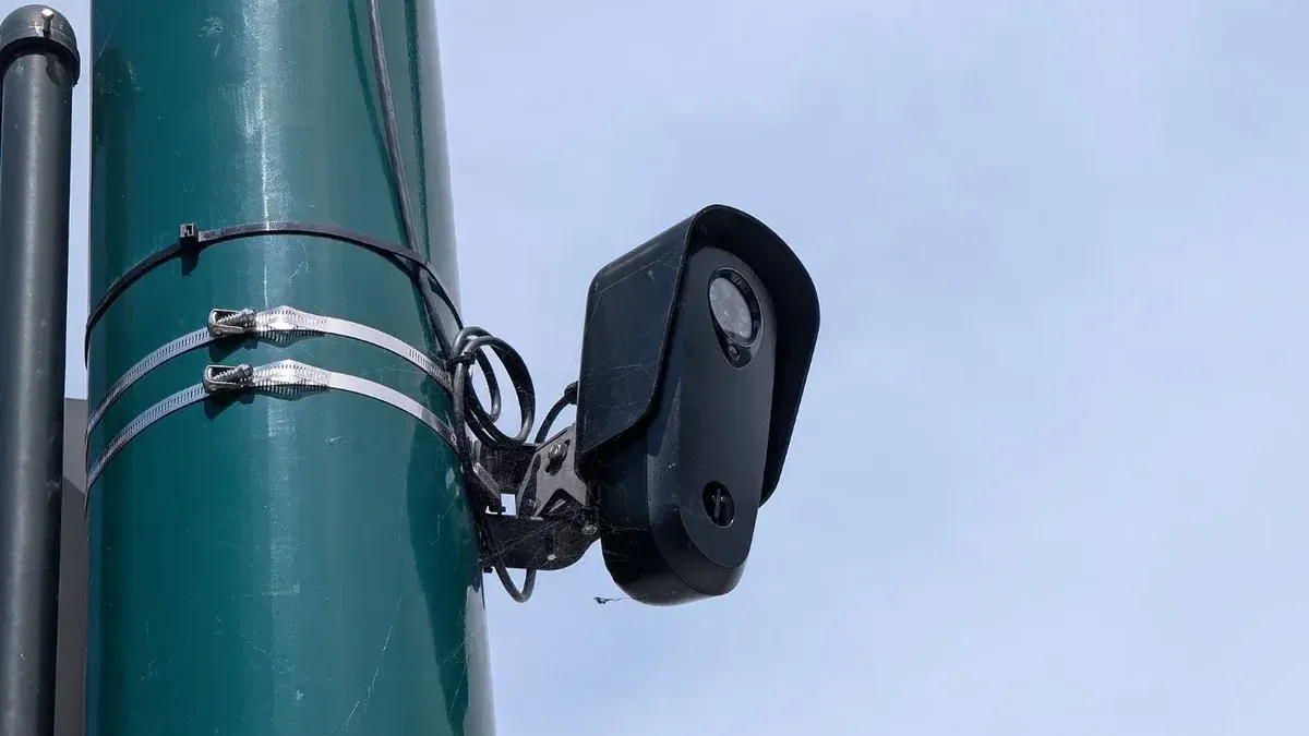 Una toma ampliada de una cámara ALPR de seguridad de flocado mirando hacia el suroeste hacia la calle B en Hayward, California.