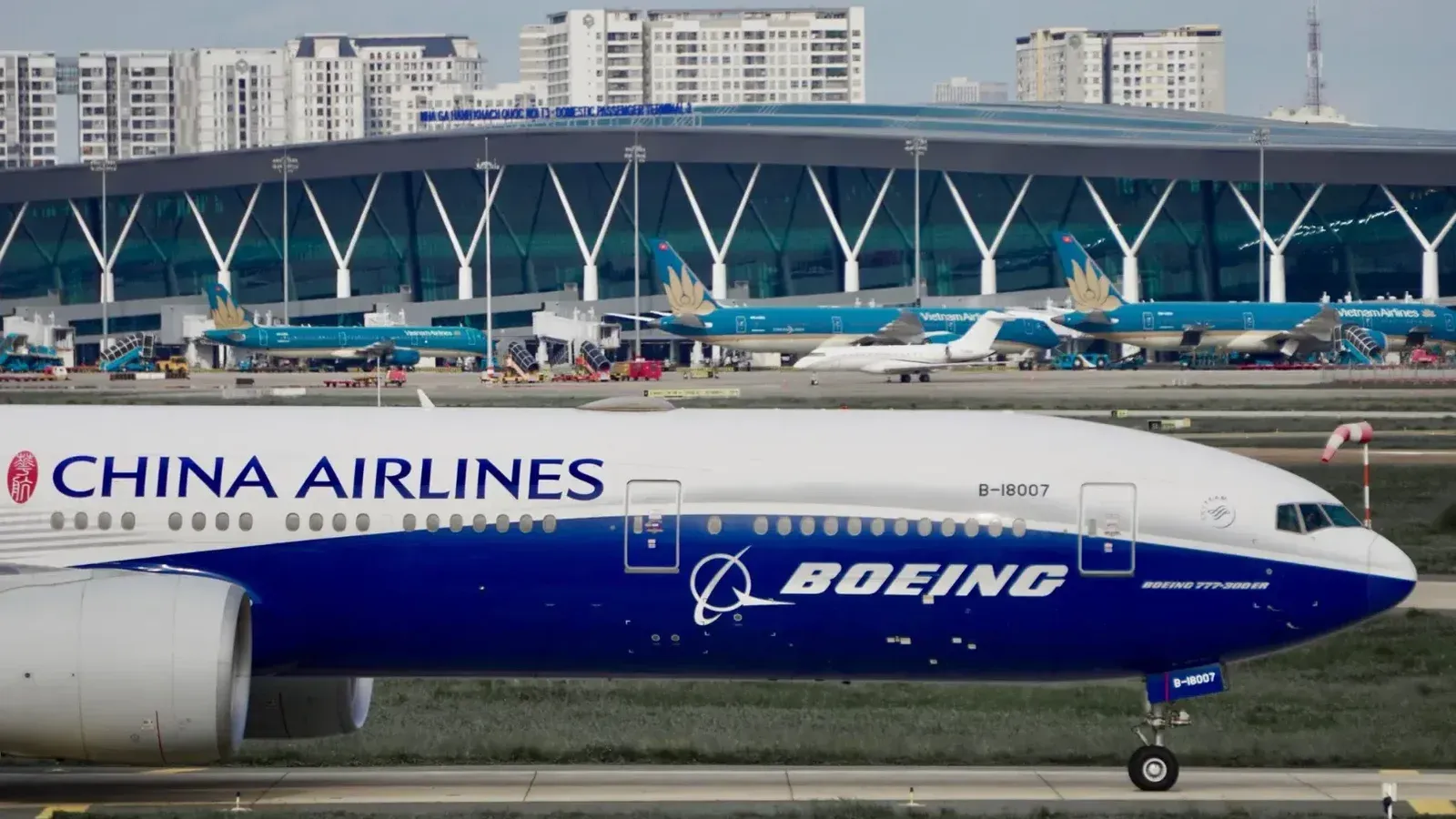 Close-up de un Boeing 777 por China Airlines rodando en una terminal del aeropuerto.