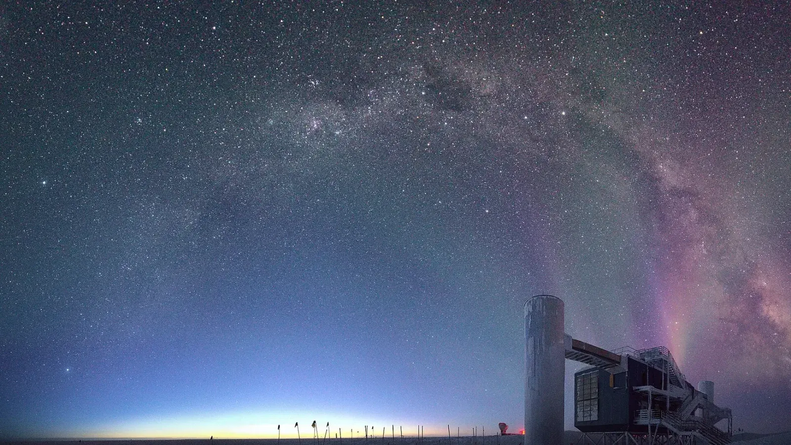 Una toma panorámica que incluye la Vía Láctea, Auroras y la ICL tomada en la frontera del crepúsculo astronómico y náutico.