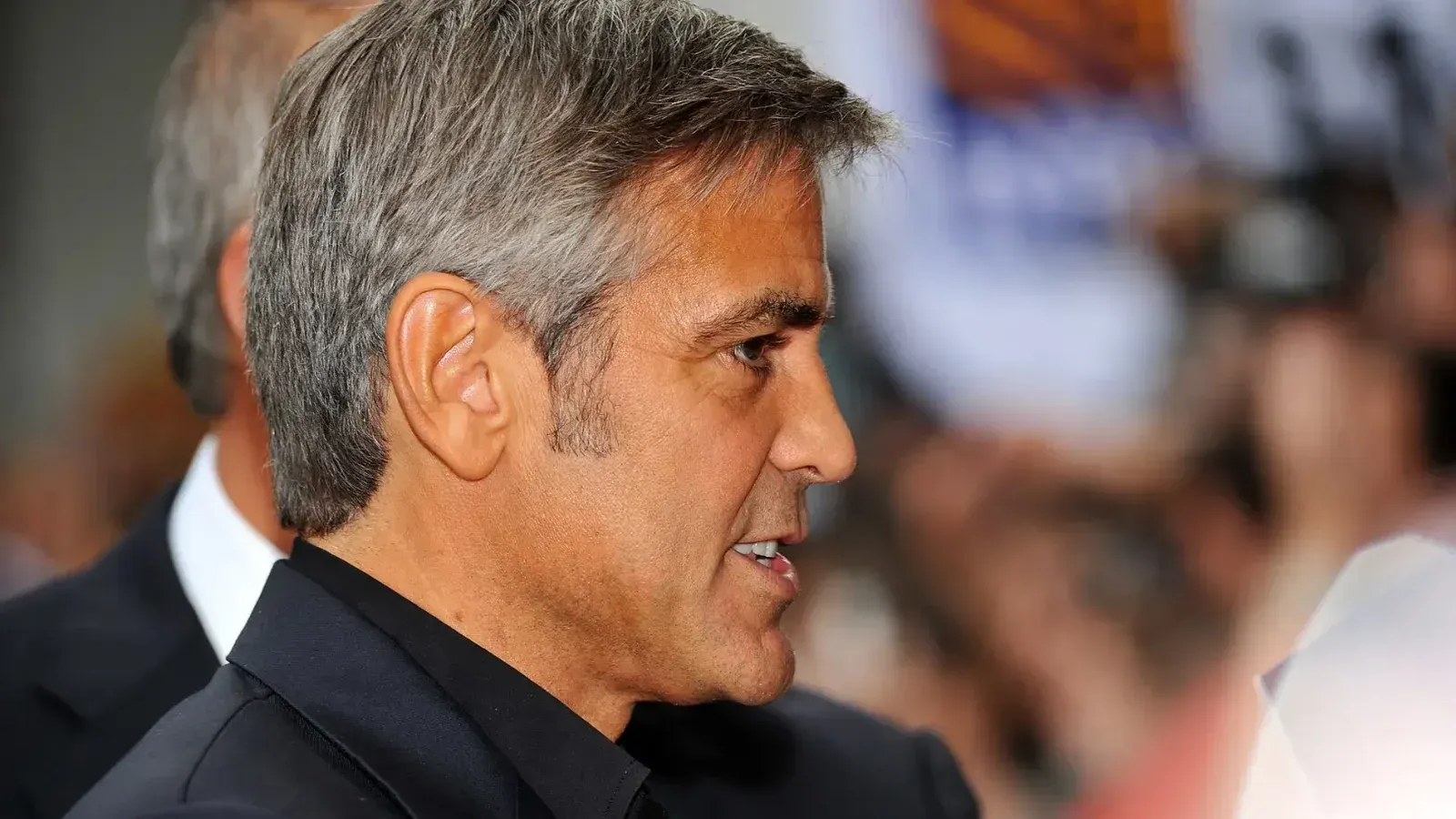 George Clooney @ hombres que miran la proyección de cabras