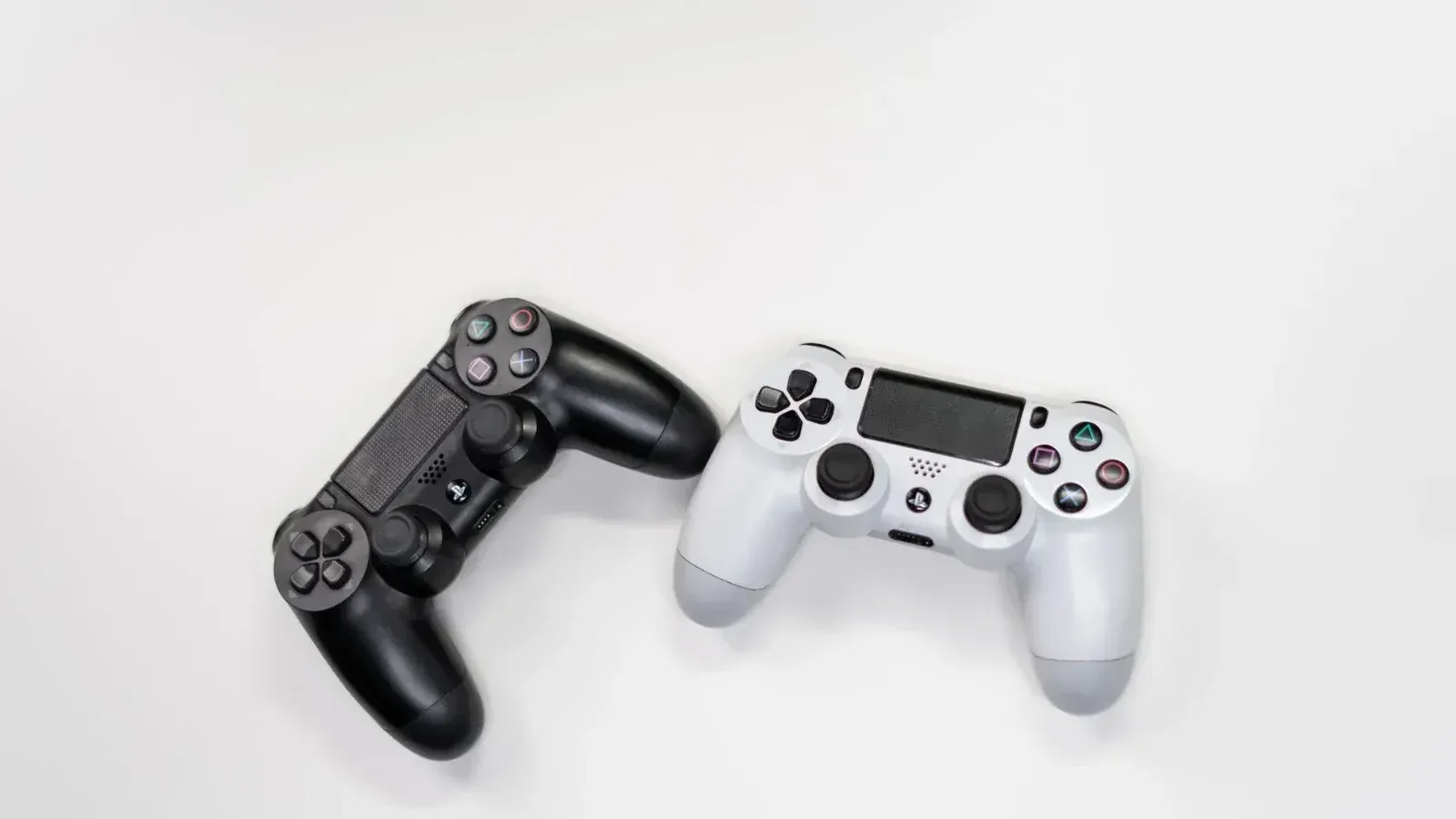 Lay Flat de controladores de juegos en blanco y negro contra un fondo blanco, perfecto para los entusiastas de los juegos.