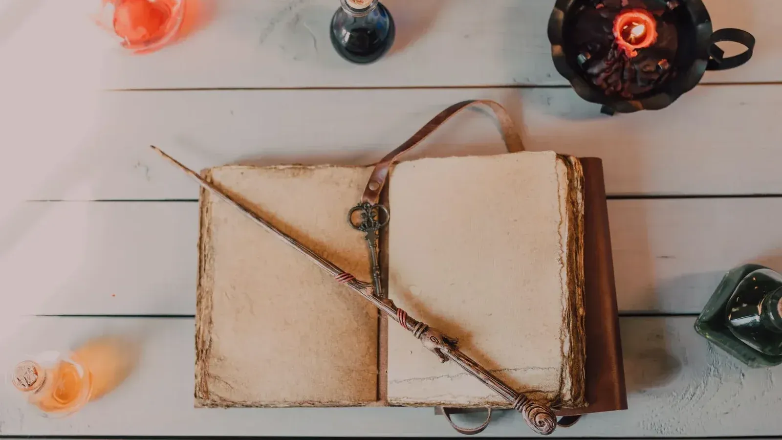 Abra el libro de hechizos con varita mágica y botellas de poción en una mesa de madera, evocando un tema mágico místico.