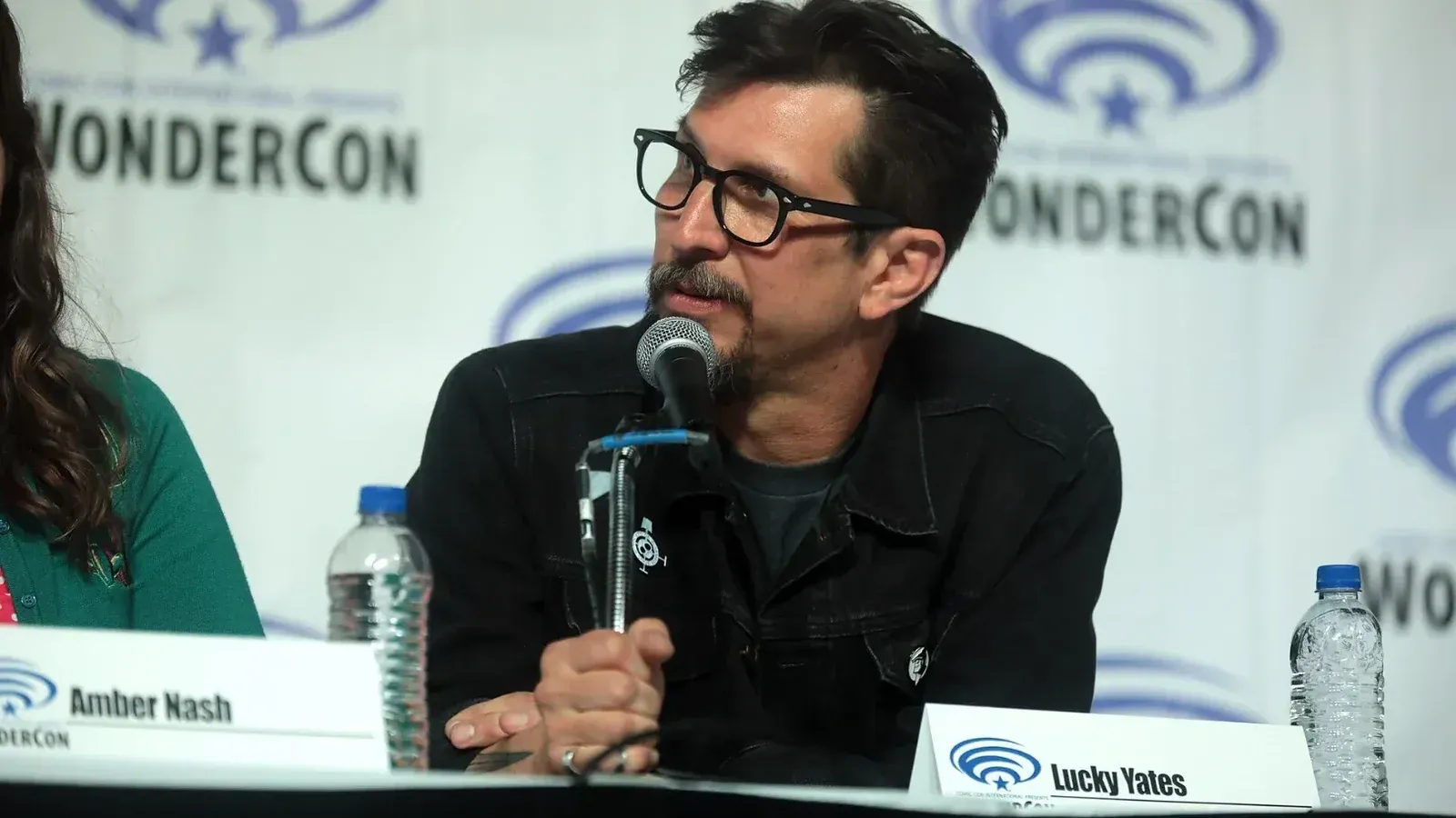 Lucky Yates hablando en el WonderCon 2019, para "Archer", en el Centro de Convenciones de Anaheim en Anaheim, California.