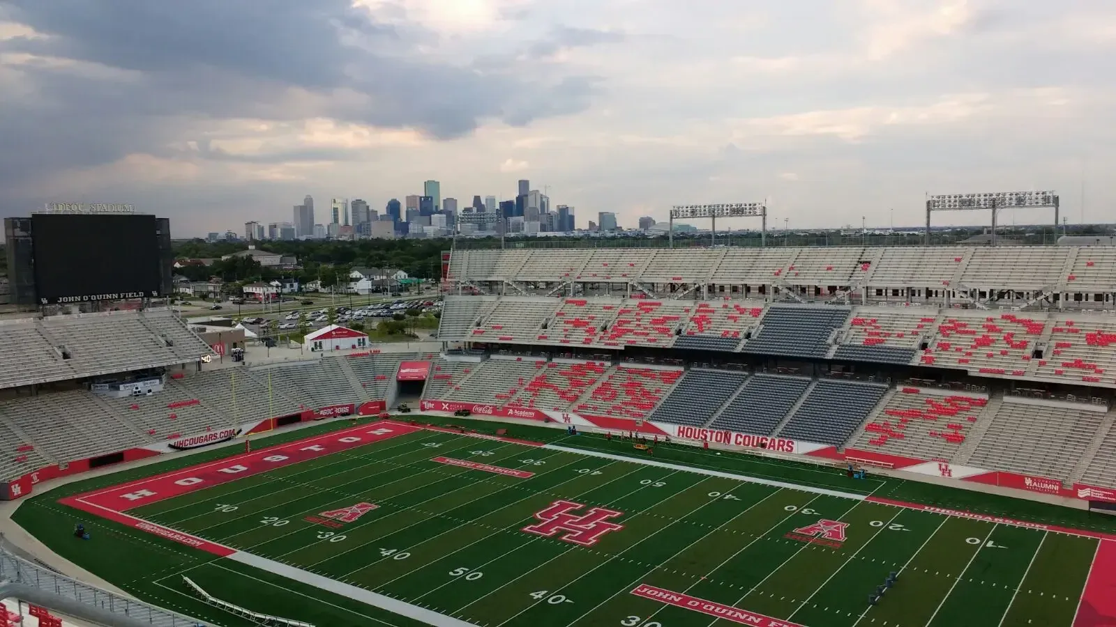 Es la vista del centro de Houston (TX) desde el prestigioso estadio de fútbol TDECU de la Universidad de Houston.