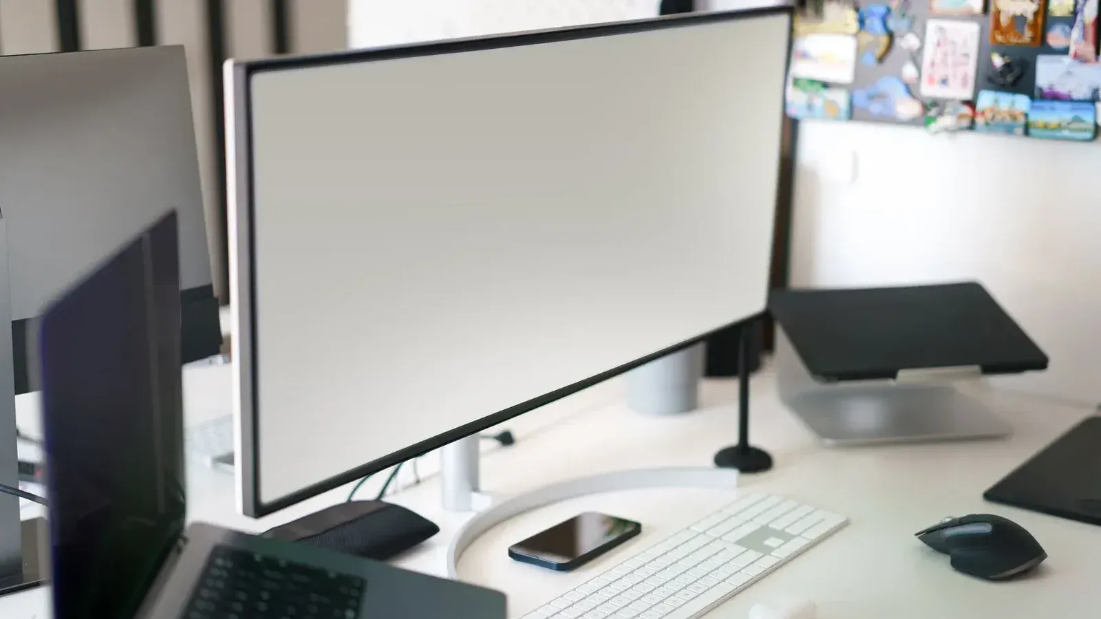 Espacio de trabajo de oficina limpio y moderno con una configuración de escritorio con un monitor grande y accesorios.