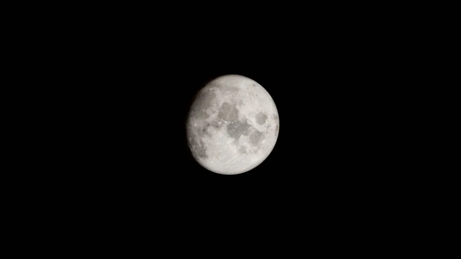 Una captura detallada de la luna llena contra un cielo negro descarnado, ideal para los entusiastas de la astronomía.