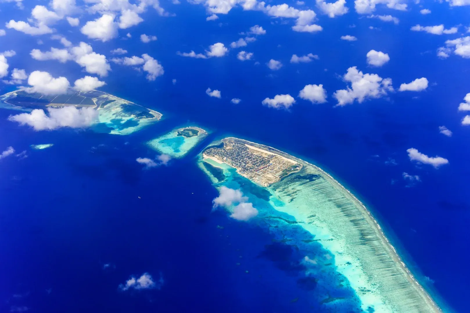 Impresionante vista aérea de islas tropicales rodeadas de aguas azules, perfectas para vacaciones de ensueño.