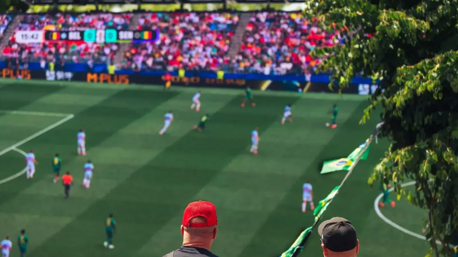 Vista atractiva de los fanáticos del fútbol disfrutando de un partido en vivo en un estadio en Langford, BC, Canadá.