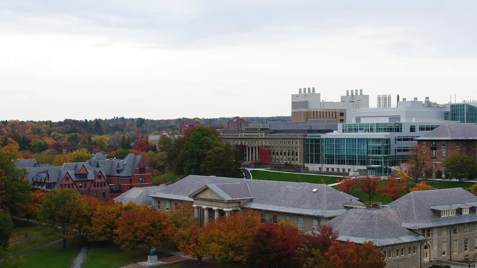 Con vistas a los quads de artes e ingeniería desde lo alto de la Torre McGraw en la Universidad de Cornell