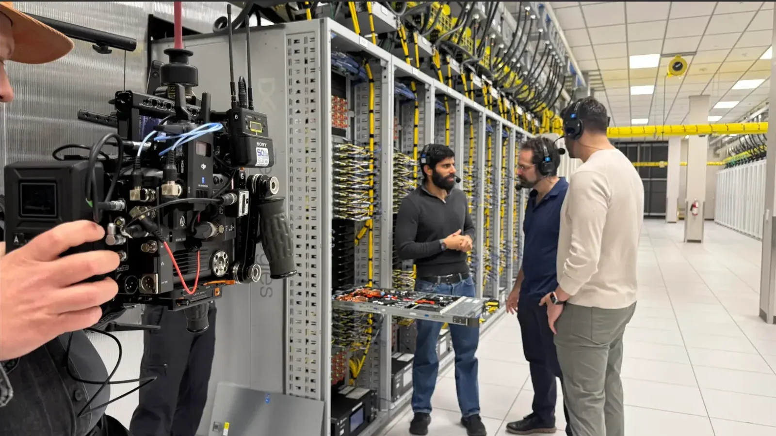 Echando un vistazo dentro de los racks de GPU.