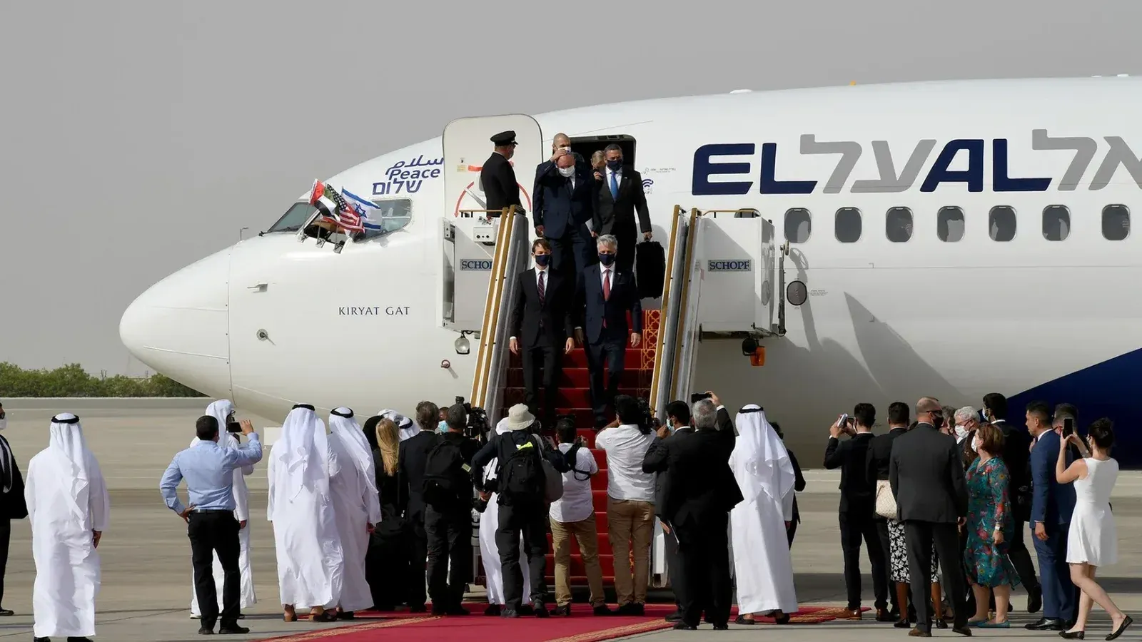 El primer vuelo directo de El-Al a los Emiratos Árabes Unidos llegó al puerto aéreo internacional de Abu Dhabi.
