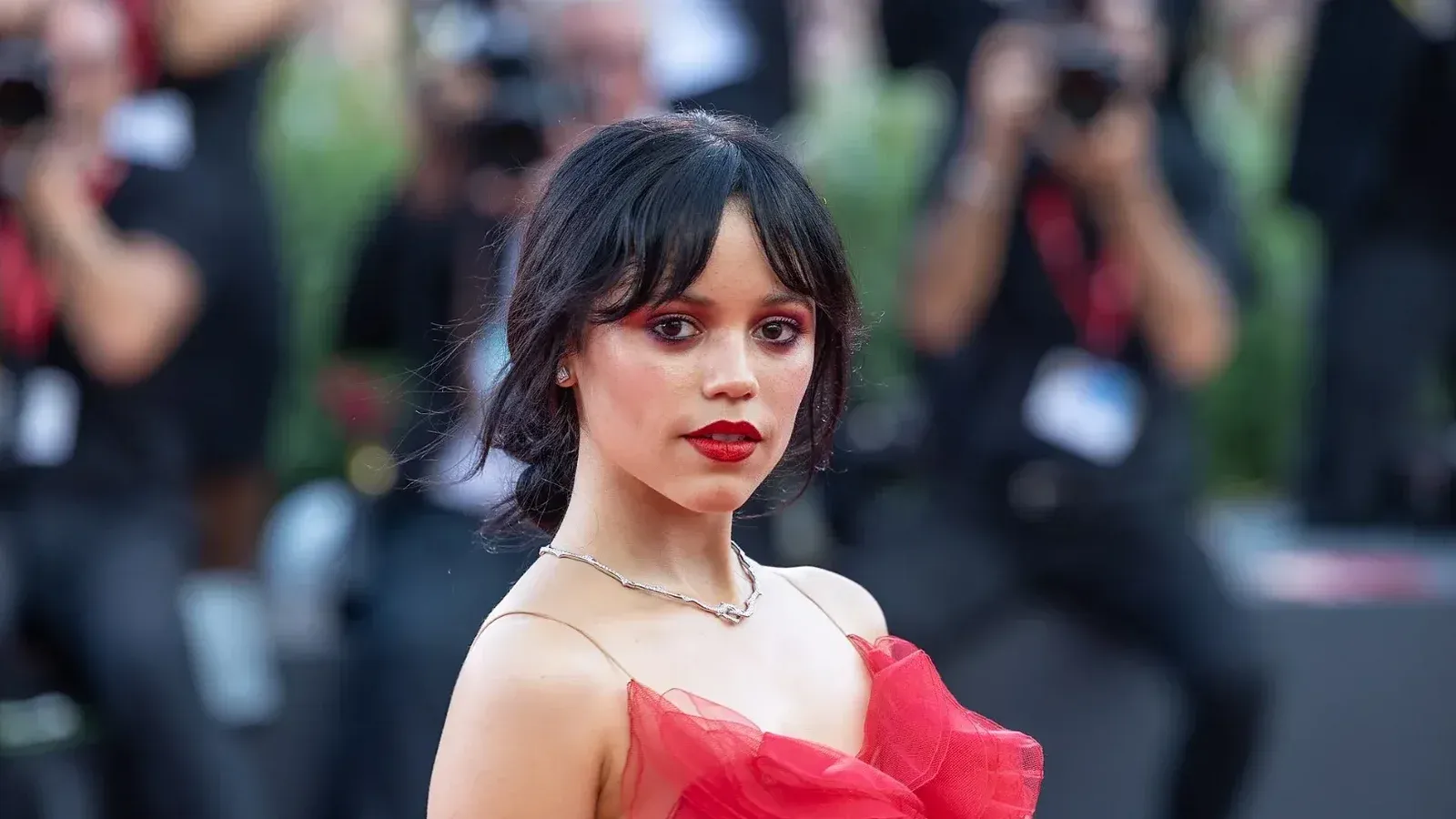 La actriz Jenna Ortega en el 81º Festival Internacional de Cine de Venecia