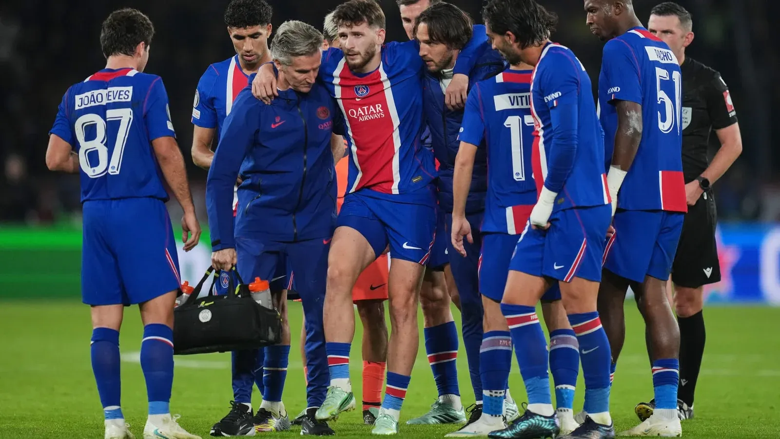Khvicha Kvaratskhelia fuera el resto de la temporada: Sufrió rotura del ligamento cruzado contra Barcelona