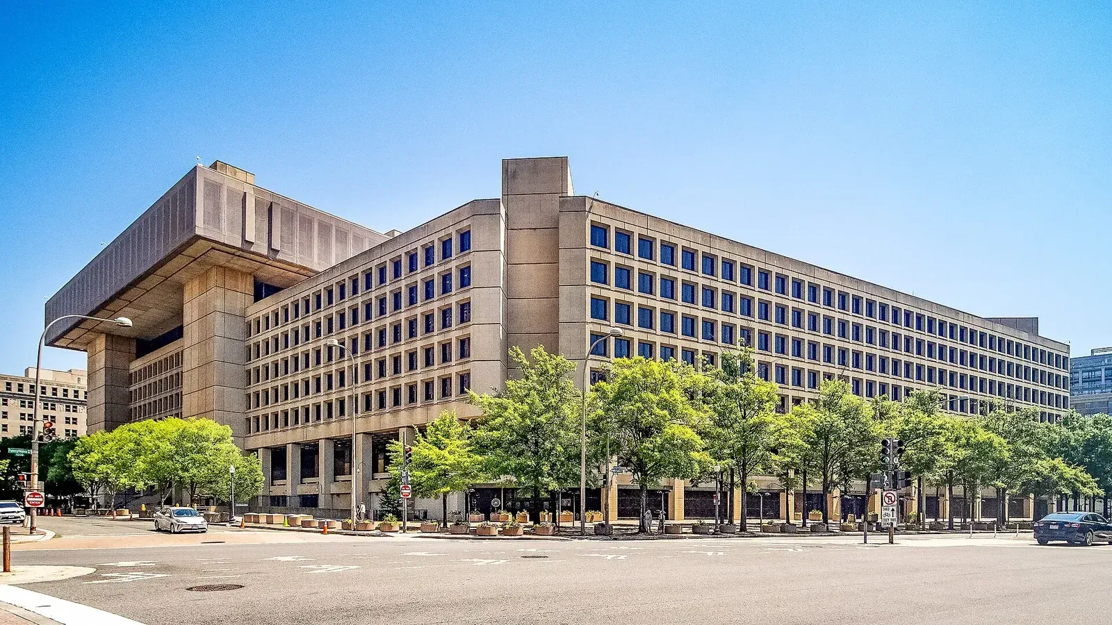 FBI Headquarters - J. Edgar Hoover Building (53840035941) b