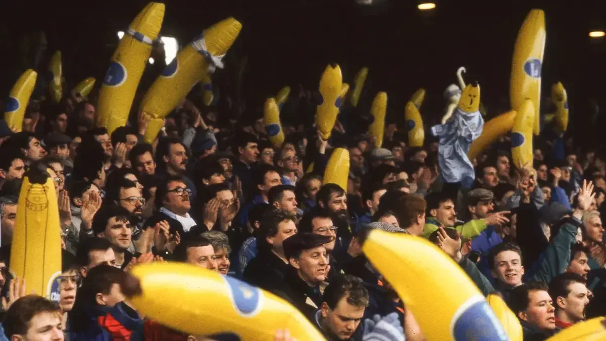 La afición del Manchester City llenó el estadio con plátanos inflables ¿Por qué?