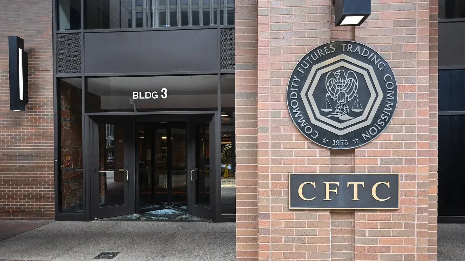 El logotipo y la entrada a la Comisión de Comercio de Futuros de Productos Básicos (CFTC).