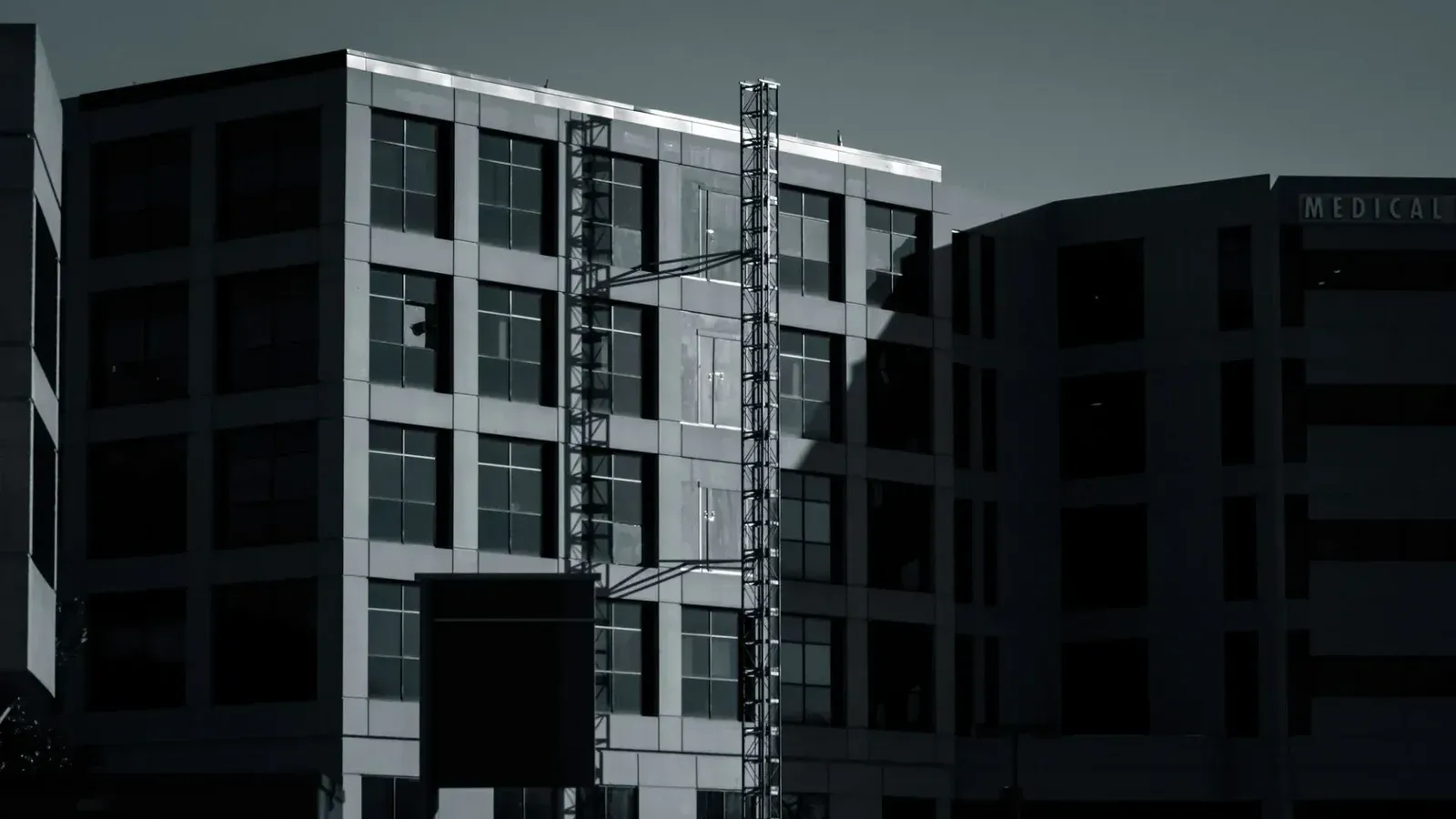 Una fachada sombreada de un edificio médico moderno en Kentucky acentuando detalles estructurales.
