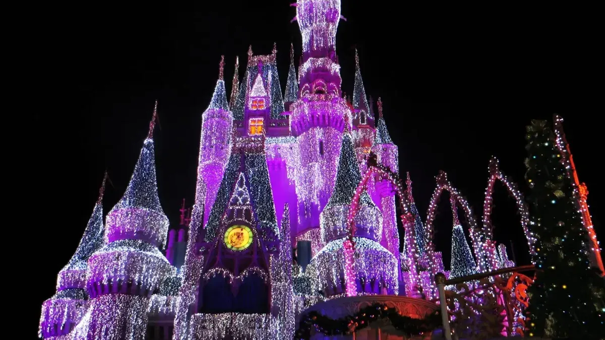 Castillo iluminado mágico que brilla intensamente por la noche, perfecto para temas de turismo y arquitectura.