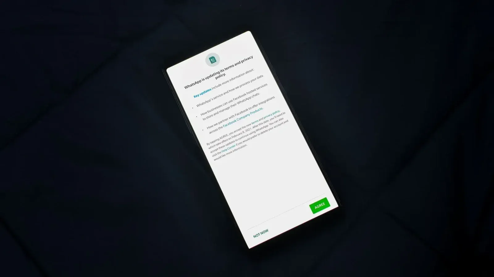 Primer plano de la pantalla del teléfono inteligente que muestra un acuerdo de actualización de la política de privacidad.