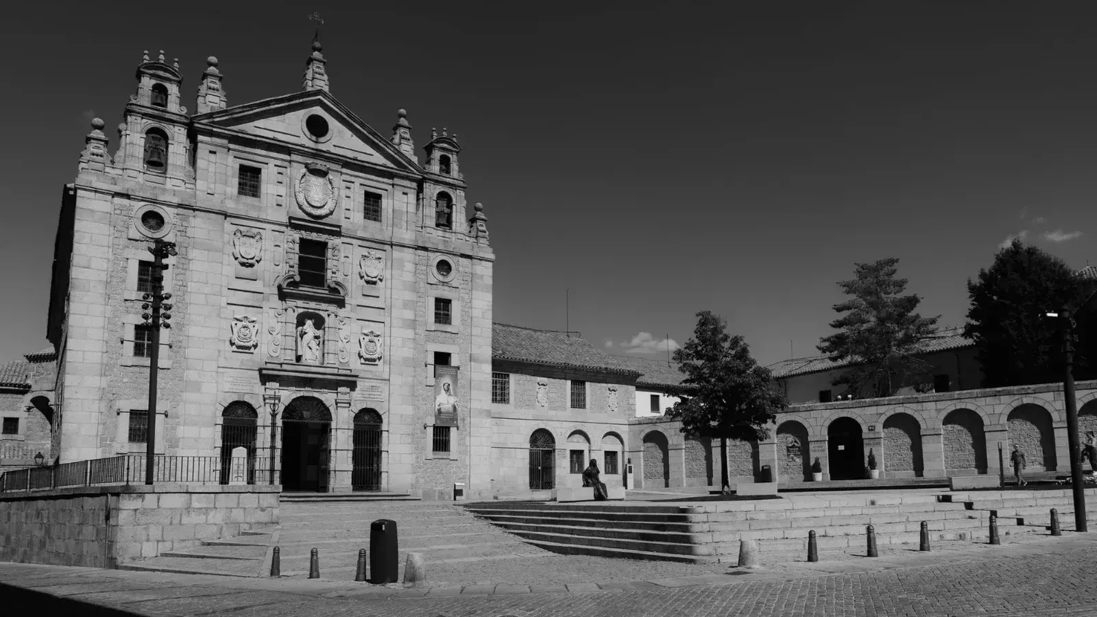 Foto en blanco y negro del histórico monasterio de Santo Tomás en Ávila, España, destacando su arquitectura clásica.