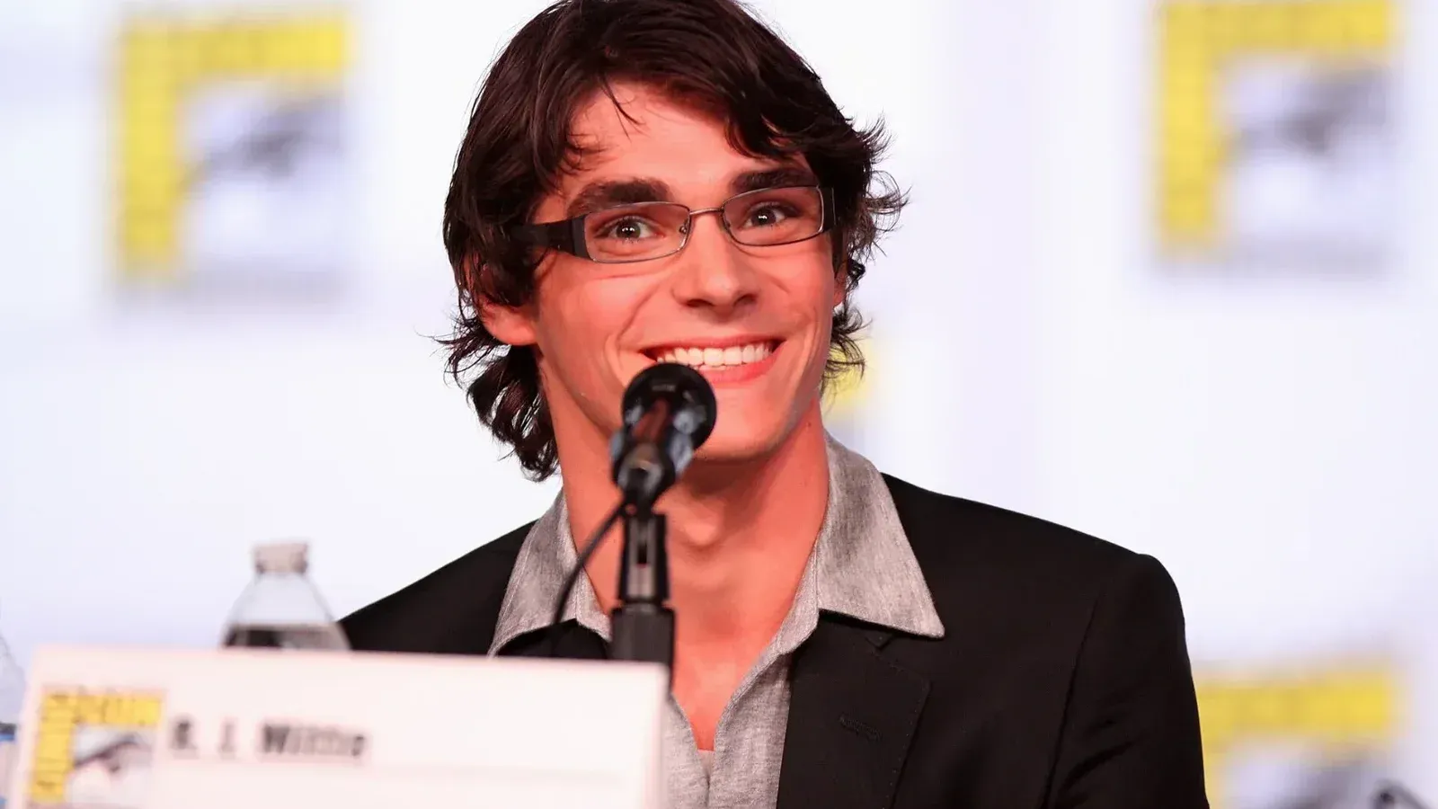 RJ Mitte hablando en el San Diego Comic-Con International 2012 en San Diego, California.