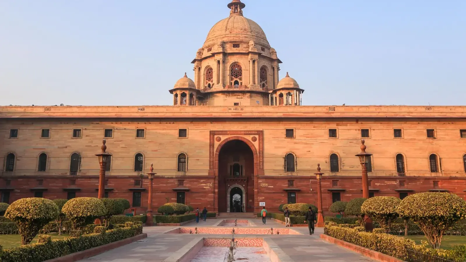 Explore el icónico Rashtrapati Bhavan con su arquitectura histórica en la soleada Delhi.
