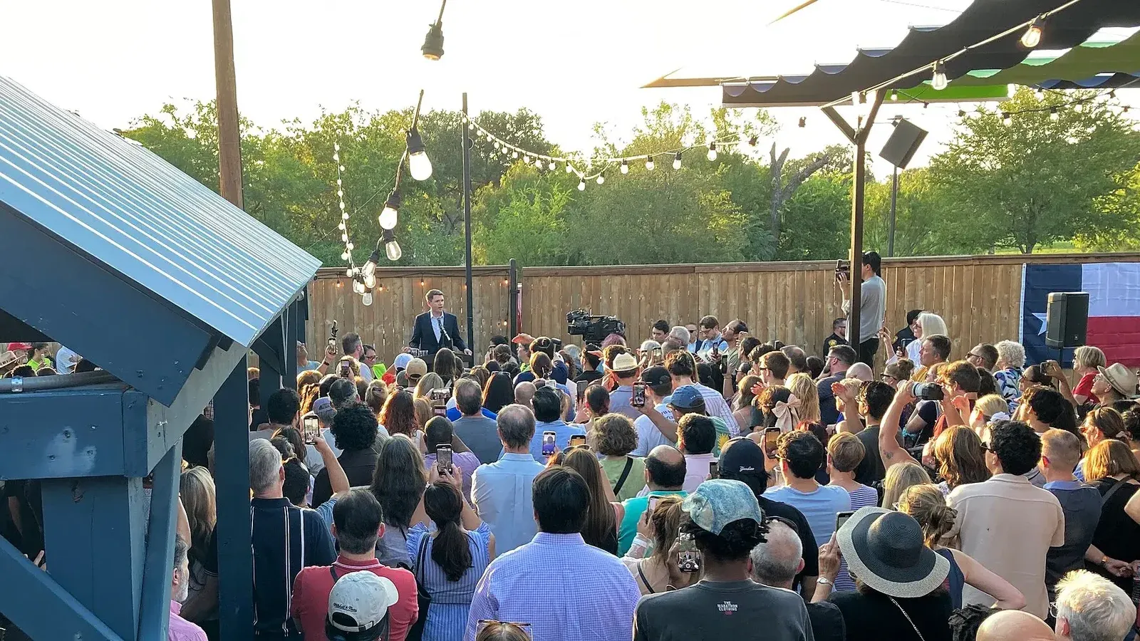 ¡Viva Democracia! Impresionante participación anoche en el rally de James Talarico en el patio trasero