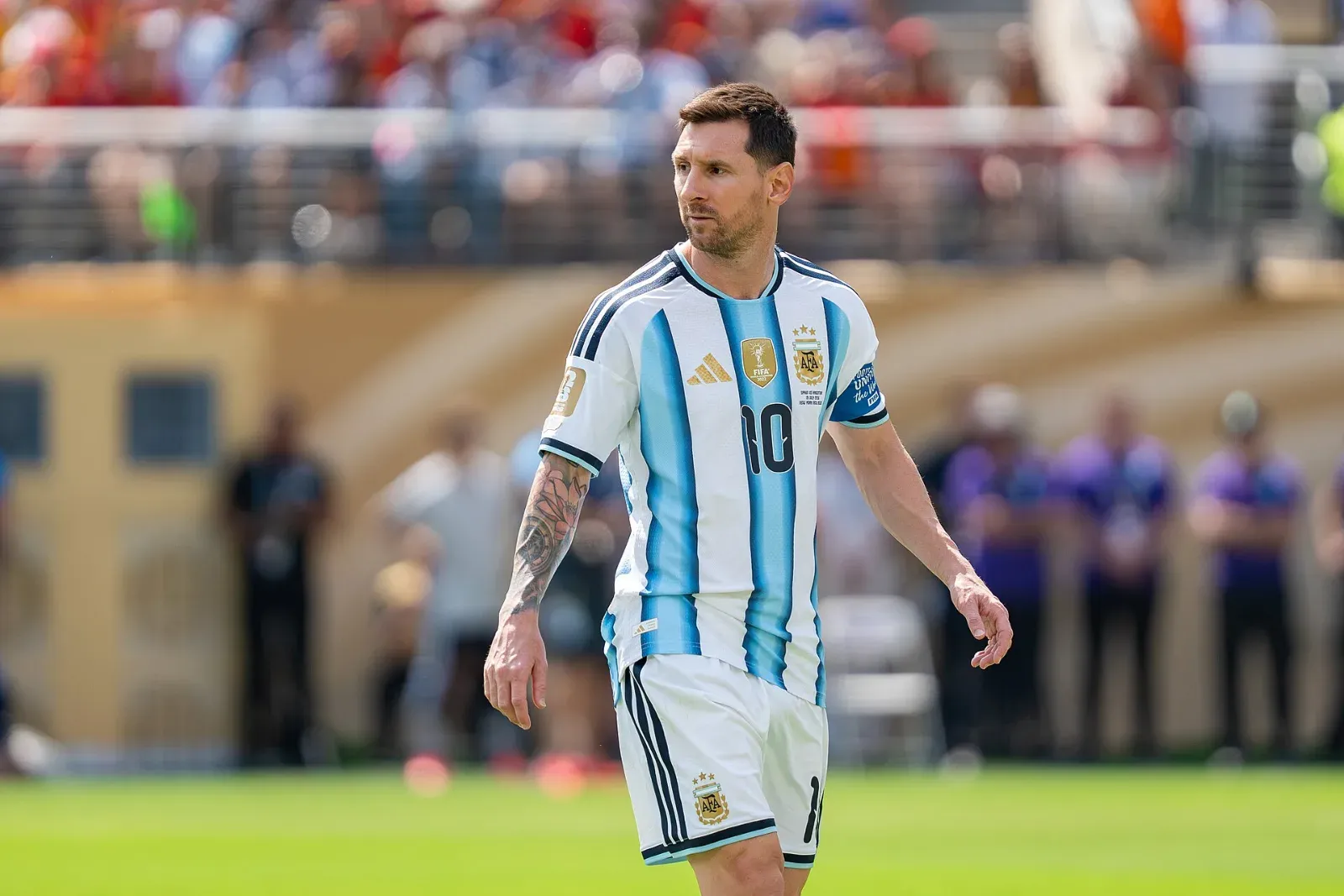 Lionel Messi, con la camiseta albiceleste número 10 de Argentina, camina sobre el césped durante un partido.