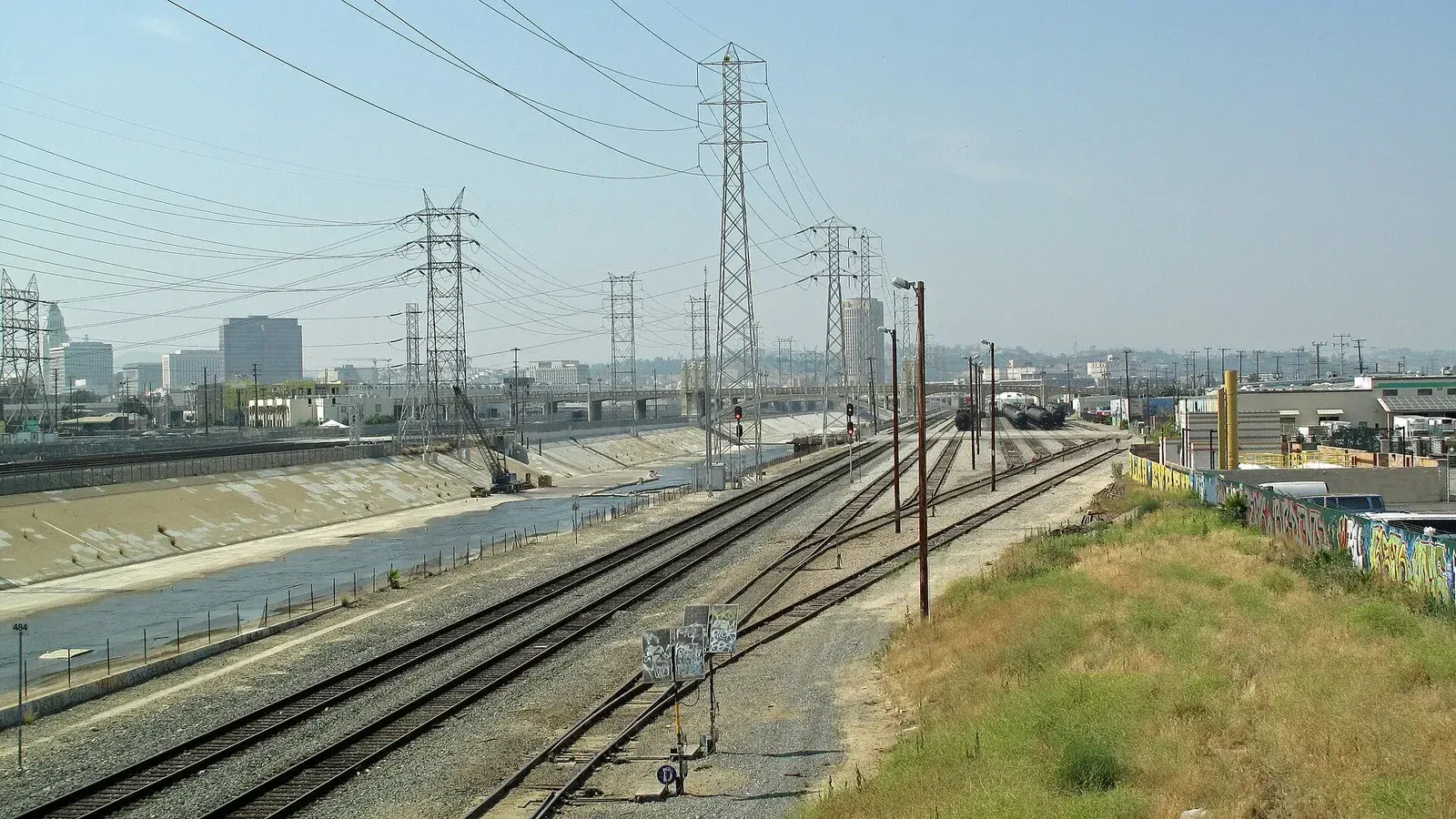 Río Los Ángeles mirando al norte desde el puente de la calle 7.