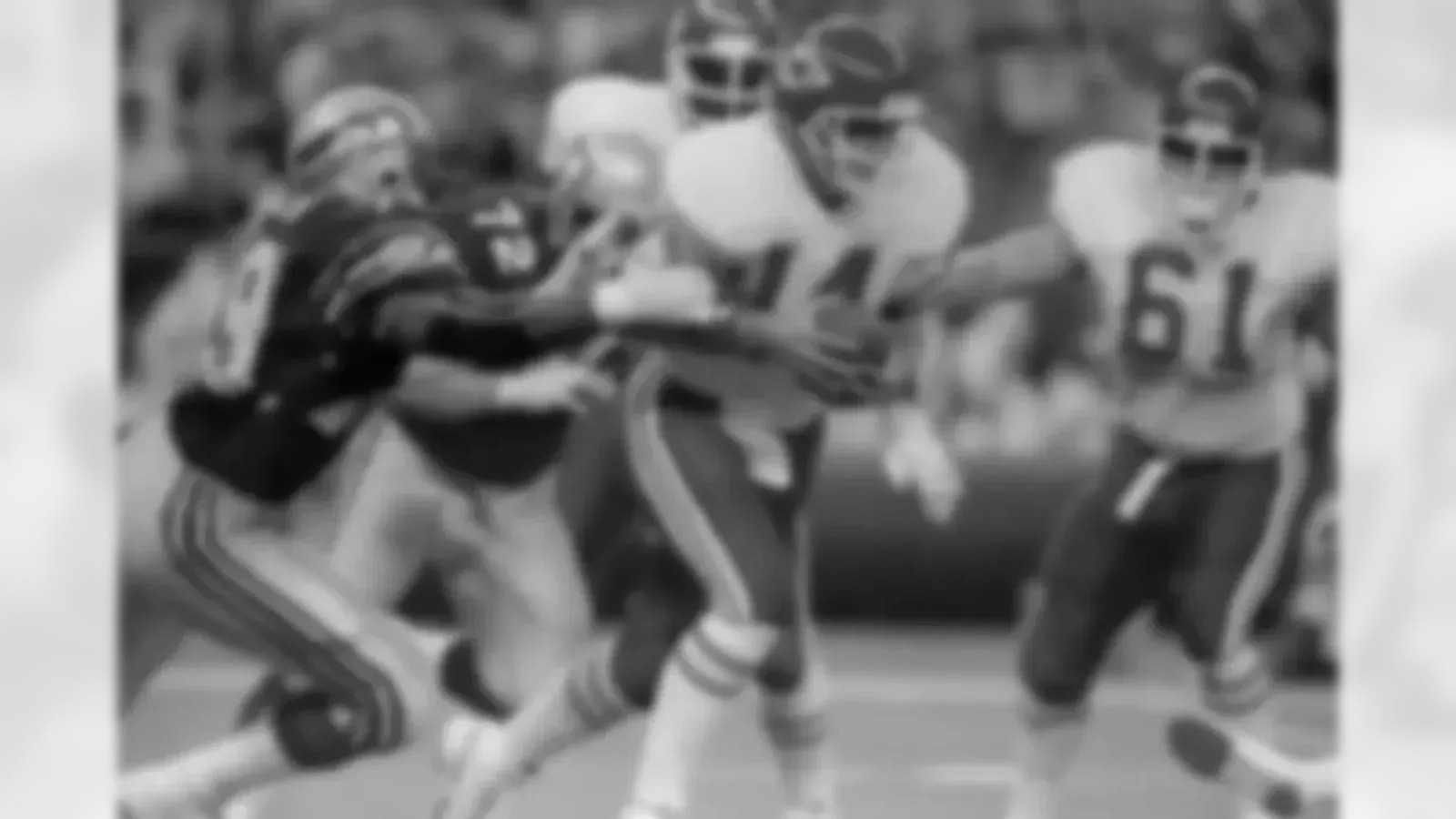El mariscal de campo Todd Blackledge (14) de los Kansas City Chiefs, es agarrado por Jacob Green (79) de los Seattle Seahawks y despedido por una derrota de cuatro yardas durante el segundo