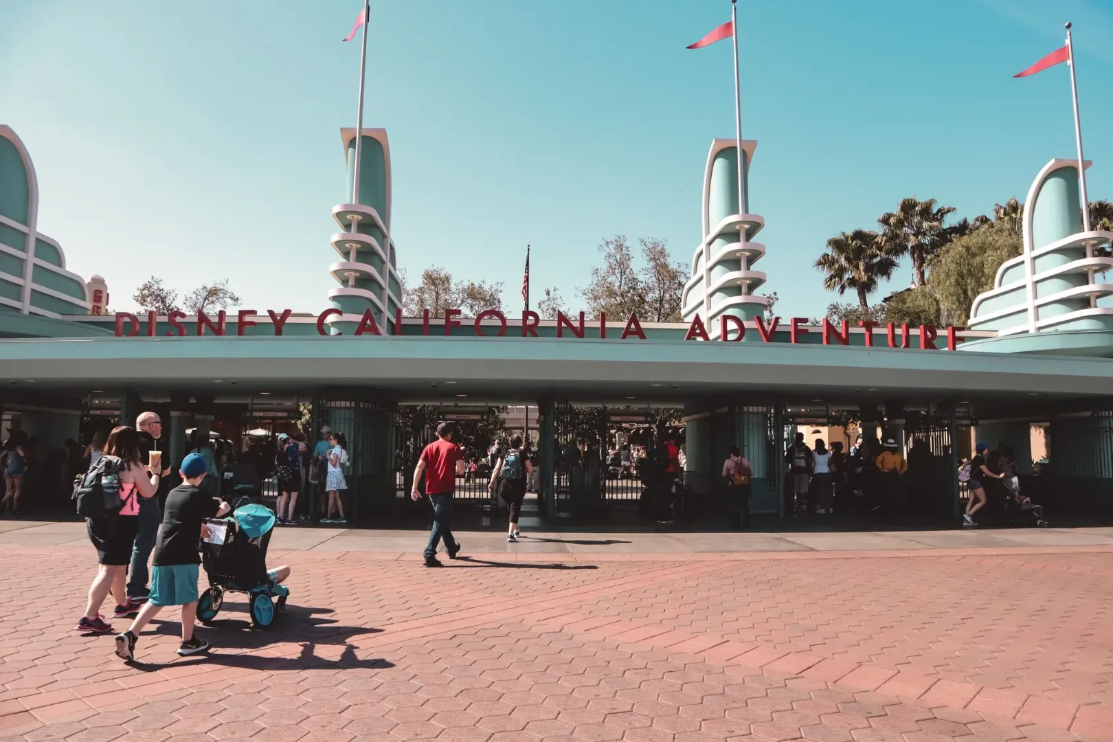 Los visitantes de la entrada al parque de aventuras de Disney California en Anaheim, un destino familiar popular.
