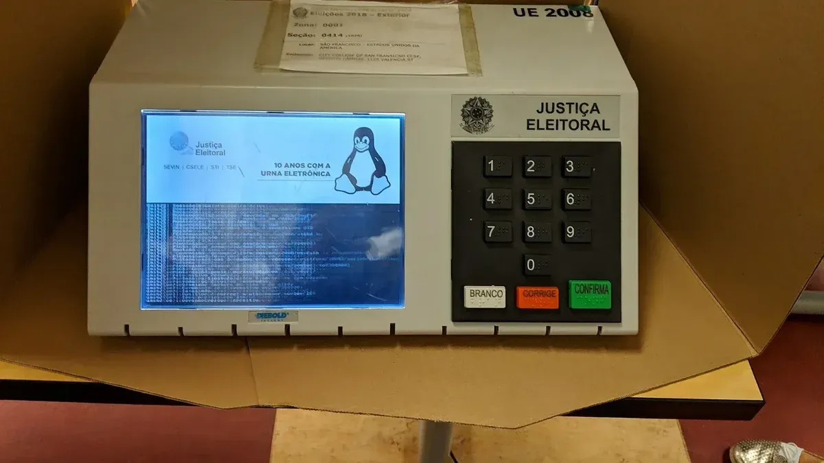 Urna Eletrônica Brasileira sendo inicializada, 2018