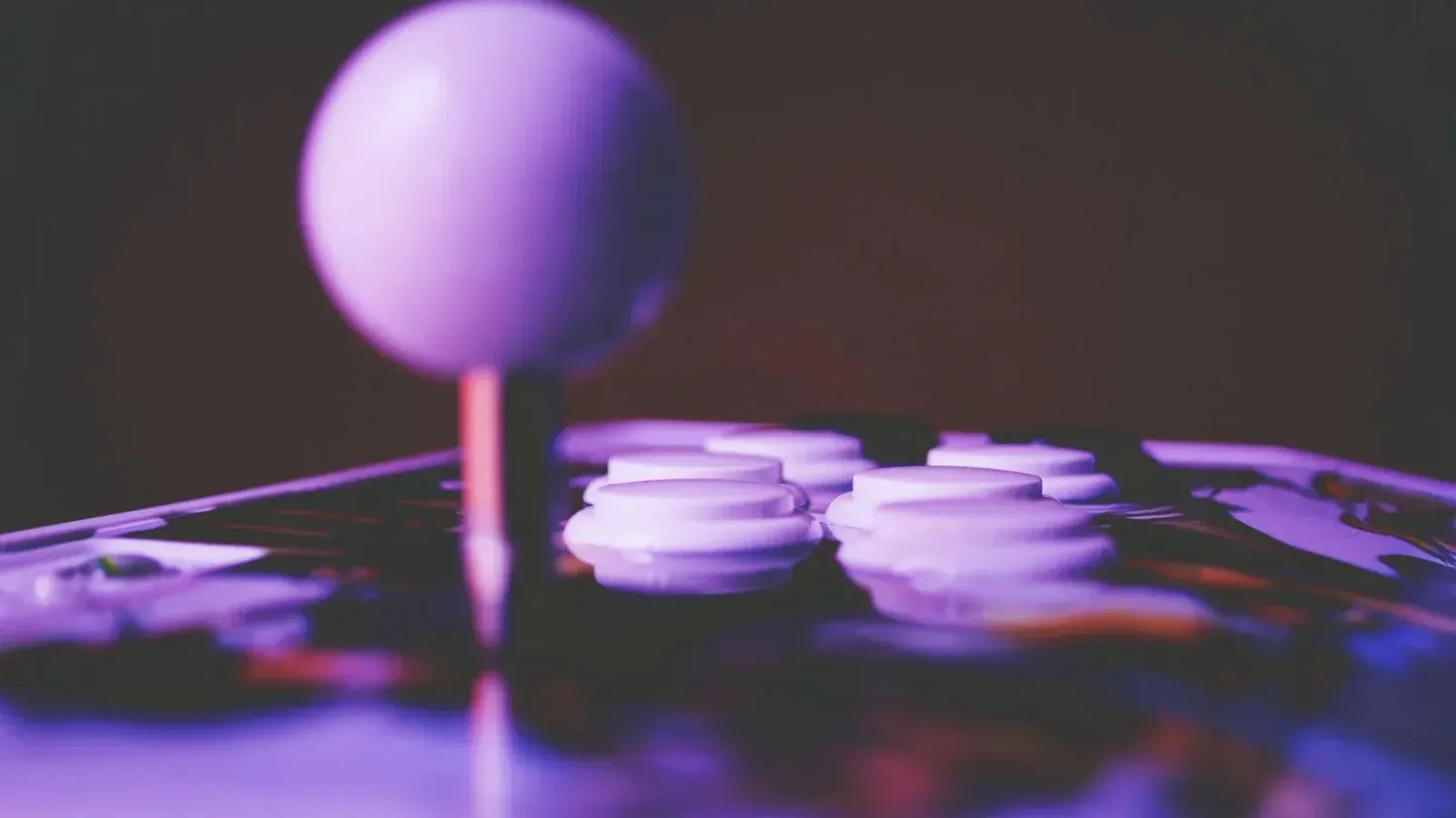 Una vibrante imagen de primer plano de un joystick de arcade y botones, capturando un ambiente de juego retro.