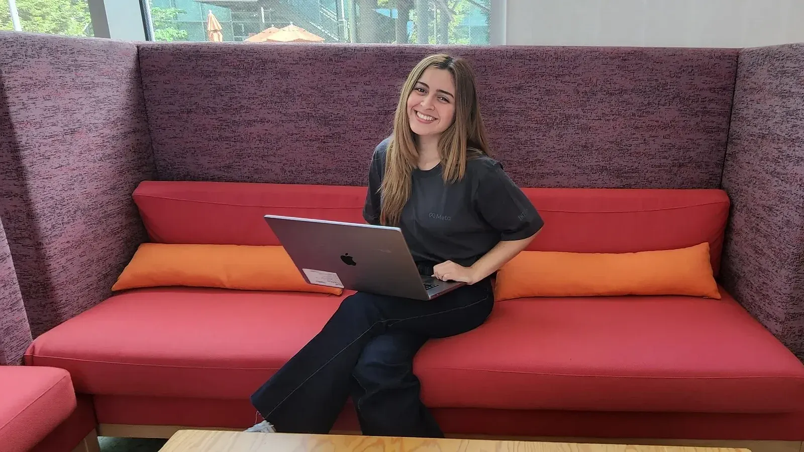 La diseñadora de productos paraguaya Diana Vicezar en Meta Sede en Menlo Park, CA.