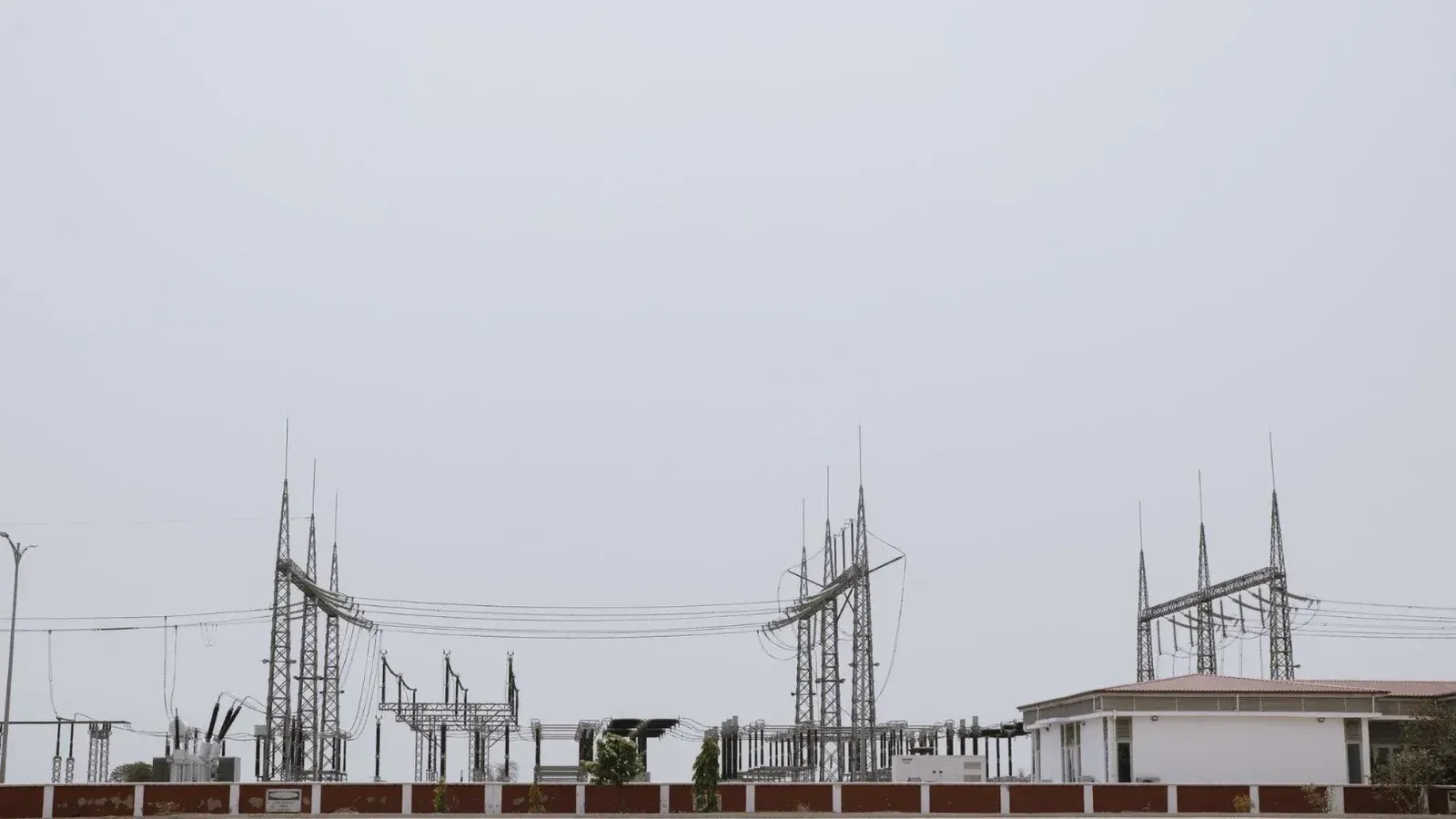 Una central eléctrica industrial bajo un cielo despejado, mostrando infraestructura y tecnología eléctrica.