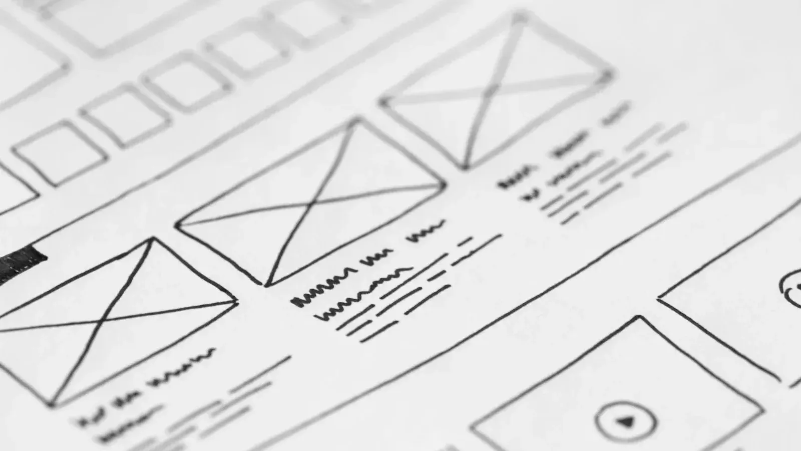 Primer detallado de un diseño de estructura metálica dibujada a mano en papel para un proyecto UX.