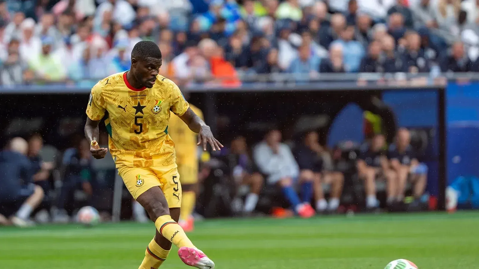 Thomas Partey, con el uniforme amarillo de Ghana y el número 5, golpea el balón durante el partido Inglaterra-Ghana del Mundial 2026