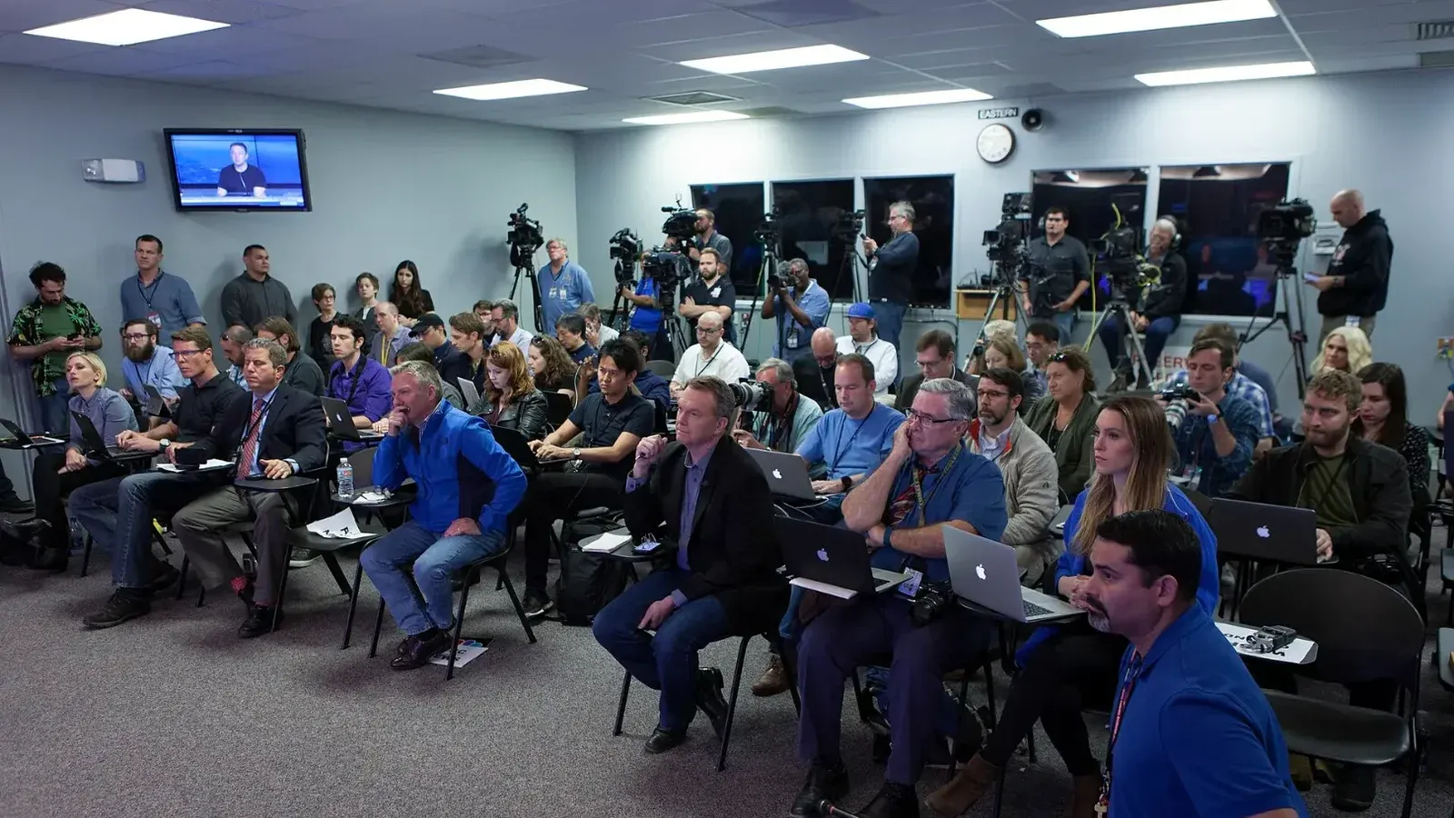 Elon Musk, director ejecutivo y diseñador principal de SpaceX, habla a los medios de comunicación durante una conferencia de prensa en el Centro Espacial Kennedy de la NASA en Florida