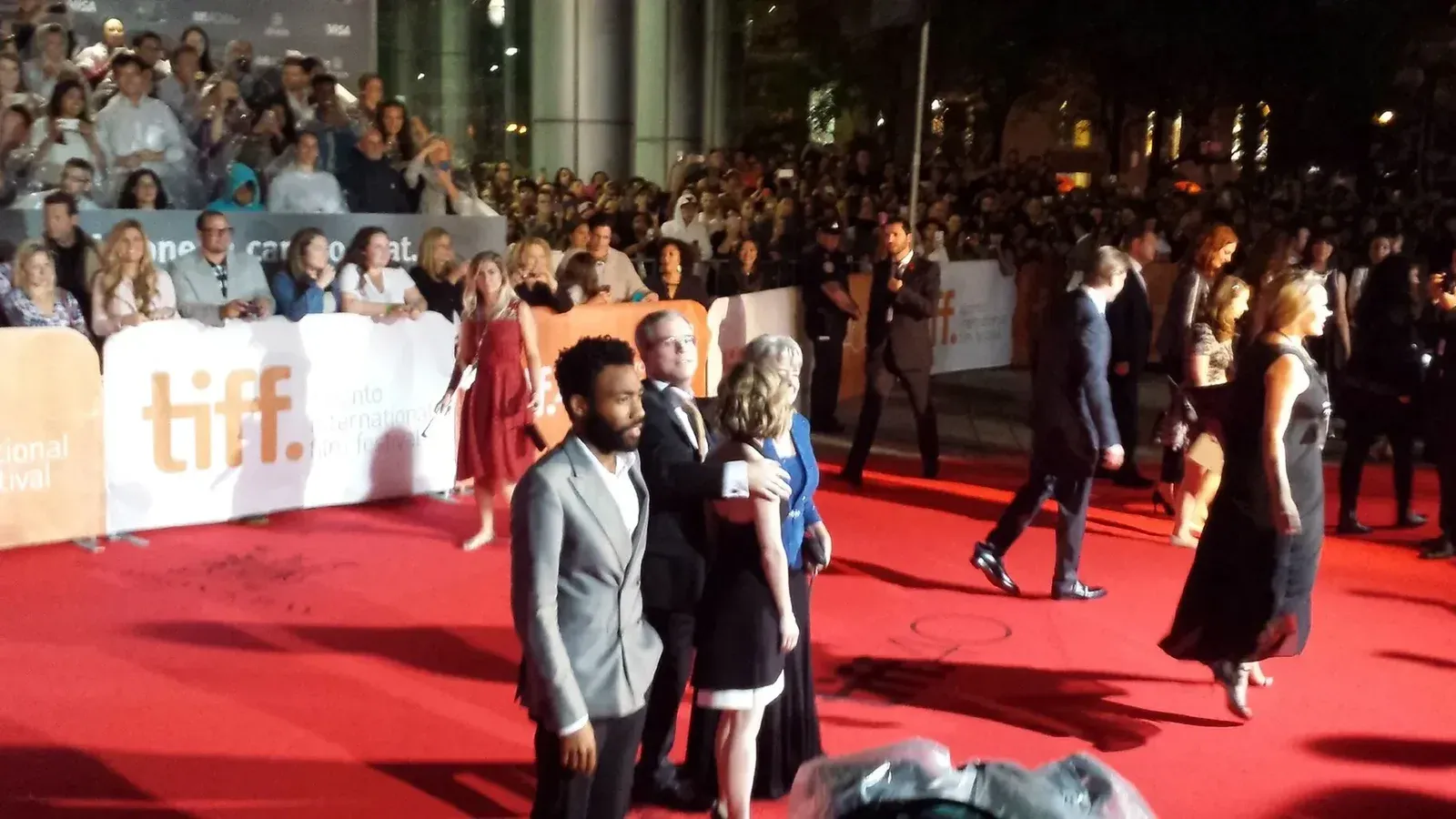 Donald Glover posa para las cámaras en TIFF.